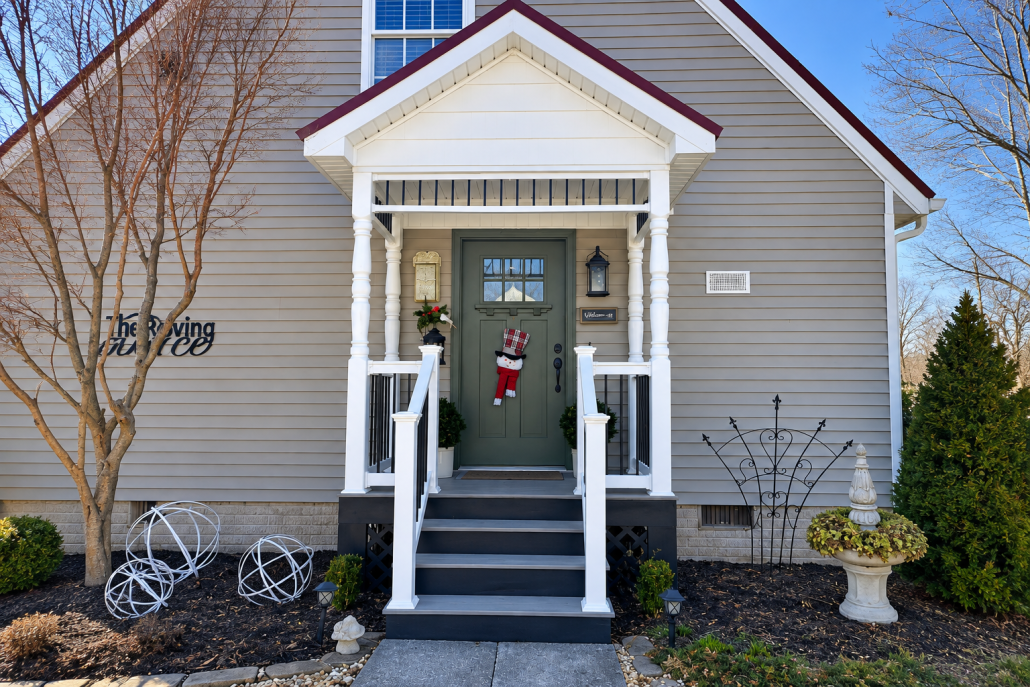 2f0c7b5b-3152-4727-bdf9-ca985ea92e96 covered porch