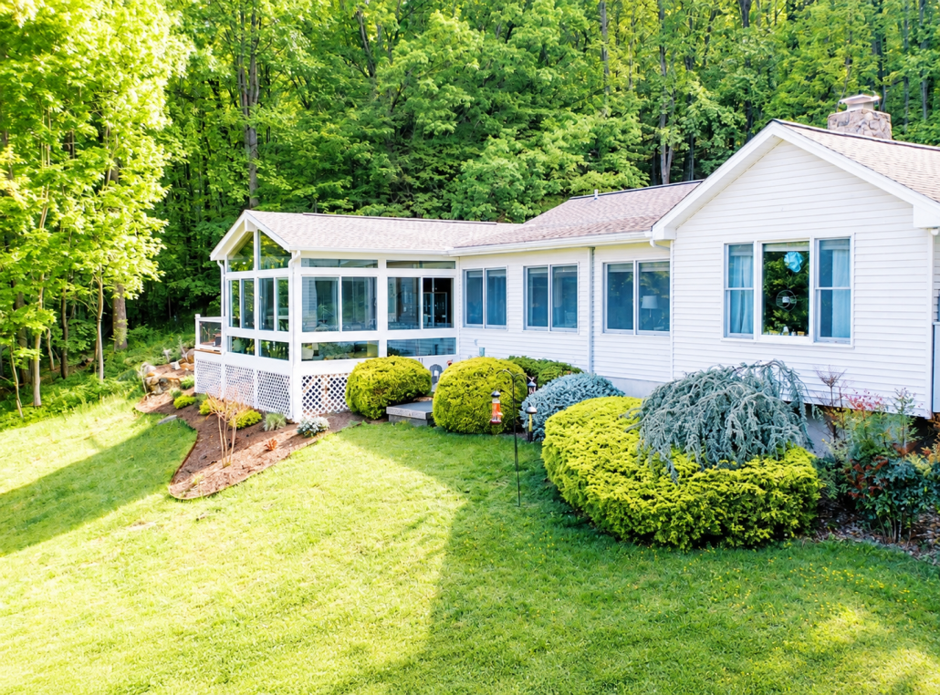 96b9da20-0ccc-4f25-84d3-ca6e9426b6e9 sunroom in back yard